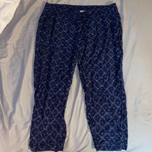 old navy capri joggers / size L / navy and light blue tribal print
